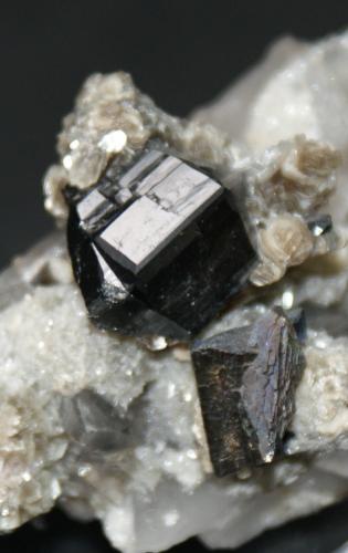 Cassiterite<br />Depósito Amo, Ximeng, Prefectura Pu'er, Provincia Yunnan, China<br />70mm x 40mm x 40mm<br /> (Author: Philippe Durand)