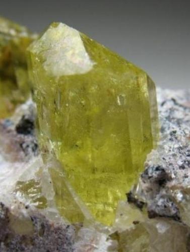 Fluorapatito<br />Mina Cerro de Mercado, Cerro de los Remedios, Victoria de Durango, Municipio Durango, Durango, México<br />5,5 x 3,5 x 3,5 cm<br /> (Autor: Antonio Alcaide)