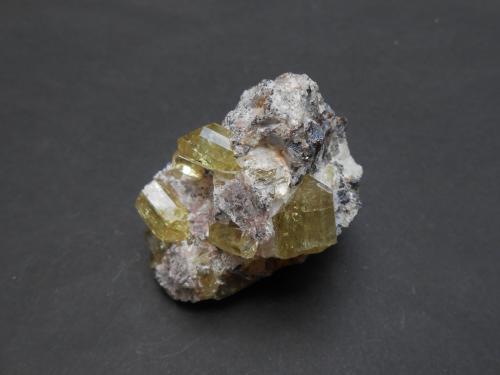 Fluorapatito<br />Mina Cerro de Mercado, Cerro de los Remedios, Victoria de Durango, Municipio Durango, Durango, México<br />5,5 x 3,5 x 3,5 cm<br /> (Autor: Antonio Alcaide)