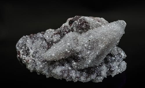 Quartz, Calcite<br />Zona minera N'Chwaning, Kuruman, Kalahari manganese field (KMF), Provincia Septentrional del Cabo, Sudáfrica<br />6.5 x 4.2 cm<br /> (Author: am mizunaka)