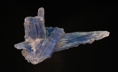 Cianita<br />Virgem da Lapa, Jequitinhonha, Minas Gerais, Brasil<br />cristal mas largo 10 cm<br /> (Autor: Ricardo Fimia)