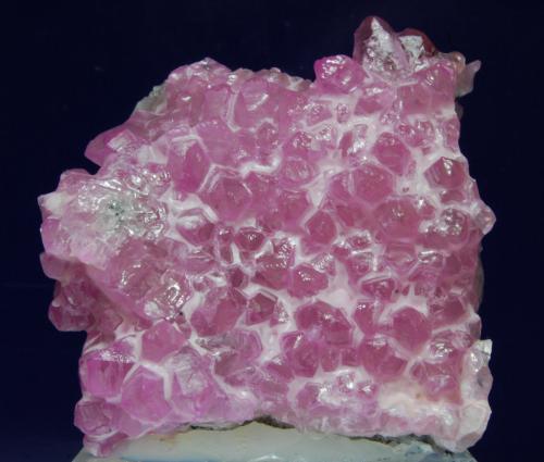 Calcita (variedad cobaltífera)<br />Bou Azzer Este, Veta 7, Distrito minero Bou Azzer, Provincia Ouarzazate, Región Drâa-Tafilalet, Marruecos<br />7 x 6 x 4 cm<br /> (Autor: Ricardo Fimia)