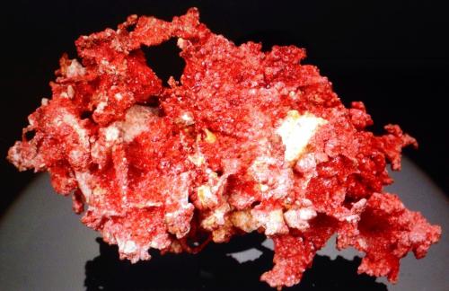Cuprite (variety chalcotrichite)<br />Minas Ray, Zona Scott Mountain, Distrito Mineral Creek, Montes Dripping Spring, Condado Pinal, Arizona, USA<br />5.4 x 2.9 x 2.46 cm<br /> (Author: JC)