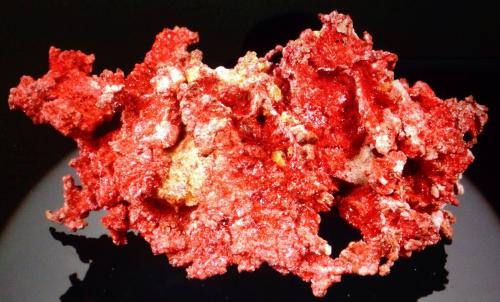 Cuprite (variety chalcotrichite)<br />Minas Ray, Zona Scott Mountain, Distrito Mineral Creek, Montes Dripping Spring, Condado Pinal, Arizona, USA<br />5.4 x 2.9 x 2.46 cm<br /> (Author: JC)