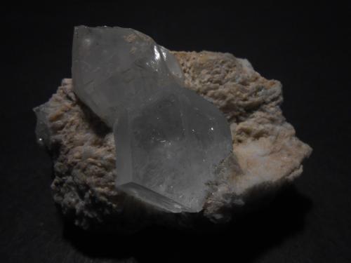 Berilo (variedad aguamarina), Cuarzo<br />Stak Nala, Montes Haramosh, Distrito Skardu, Gilgit-Baltistan (Áreas del Norte), Paquistán<br />6 x 5 x 4,5 cm<br /> (Autor: Antonio Alcaide)