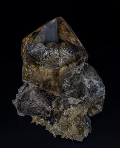 Quartz (variety smoky quartz), Calcite<br />Cantera Grant, Greely, Gloucester, Condado Carleton, Ontario, Canadá<br />7.0 x 4.5 cm<br /> (Author: am mizunaka)