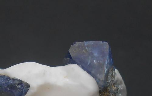 Benitoita<br />Mina California State Gem (Benitoite Gem Mine), Zona San Benito River headwaters, Pico Santa Rita, Distrito New Idria, Condado San Benito, California, USA<br />5 x 3,5 x 2,5 cm<br /> (Autor: Antonio Alcaide)