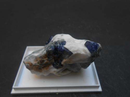 Benitoita<br />Mina California State Gem (Benitoite Gem Mine), Zona San Benito River headwaters, Pico Santa Rita, Distrito New Idria, Condado San Benito, California, USA<br />5 x 3,5 x 2,5 cm<br /> (Autor: Antonio Alcaide)