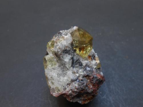 Fluorapatito<br />Mina Cerro de Mercado, Cerro de los Remedios, Victoria de Durango, Municipio Durango, Durango, México<br />3,5 x 3,5 x 3 cm<br /> (Autor: Antonio Alcaide)