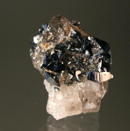 Anatase, Quartz<br />Valdres, Austlandet, Østlandet (Región Noruega del Este), Noruega<br />4.5 x 4.0 cm<br /> (Author: Don Lum)