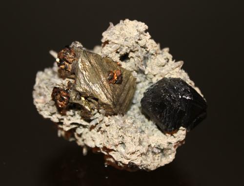 Sphalerite, Chalcopyrite, Tetrahedrite, Quartz<br />Dalnegorsk, Distrito urbano Dalnegorsk, Primorsky Krai, Rusia<br />7.0 x 6.6 cm<br /> (Author: Don Lum)