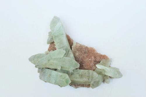 Fluorapofilita-(K), Estilbita<br />Cavidades Bidkin Well, Bidkin, Aurangabad, Distrito de Aurangabad, Maharashtra, India<br />6,5 x 6,5 x 2,5 cm<br /> (Autor: Raúl S. Llorente)