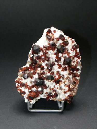 Spessartine<br />Tongbei, Yunxiao, Zhangzhou Prefecture, Fujian Province, China<br />70mm x 60mm x 15mm<br /> (Author: Philippe Durand)