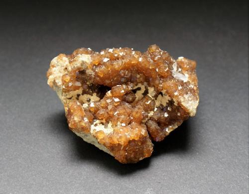 Andradite<br />Pozo Bor, Depósito Dalnegorsk B, Dalnegorsk, Distrito urbano Dalnegorsk, Primorsky Krai, Rusia<br />58mm x 38mm x 35mm<br /> (Author: Philippe Durand)