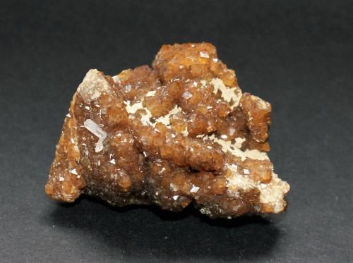 Andradite<br />Pozo Bor, Depósito Dalnegorsk B, Dalnegorsk, Distrito urbano Dalnegorsk, Primorsky Krai, Rusia<br />58mm x 38mm x 35mm<br /> (Author: Philippe Durand)