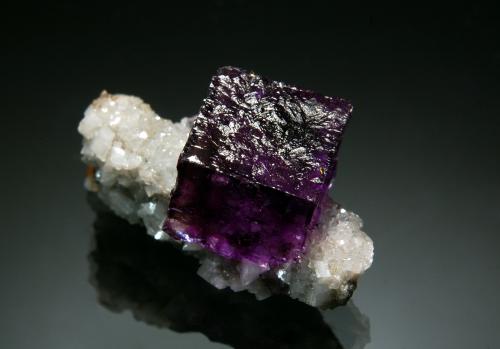 Fluorite<br />Mina Elmwood, Carthage, Distrito Central Tennessee Ba-F-Pb-Zn, Condado Smith, Tennessee, USA<br />1.7 x 3.0 cm<br /> (Author: crosstimber)