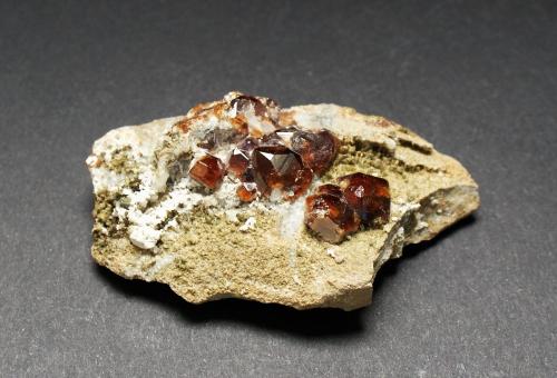 Garnet (Group)<br />Valle Shigar, Distrito Shigar, Gilgit-Baltistan (Áreas del Norte), Paquistán<br />70mm x 40mm x 20mm<br /> (Author: Philippe Durand)