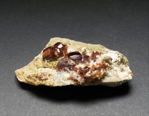 Garnet (Group)<br />Valle Shigar, Distrito Shigar, Gilgit-Baltistan (Áreas del Norte), Paquistán<br />70mm x 40mm x 20mm<br /> (Author: Philippe Durand)