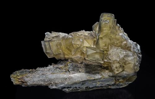 Barite<br />Xikuangshan depósito de antimonio, Lengshuijiang, Prefectura  Loudi, Provincia Hunan, China<br />8.0 x 15.5 cm<br /> (Author: am mizunaka)