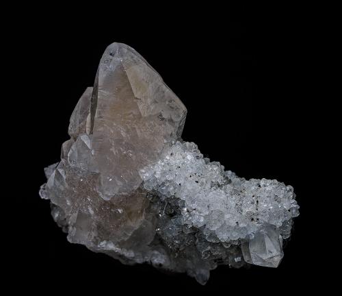 Calcite, Quartz<br />Cantera Roncari, East Granby, Condado Hartford, Connecticut, USA<br />8.0 x 5.5 cm<br /> (Author: am mizunaka)