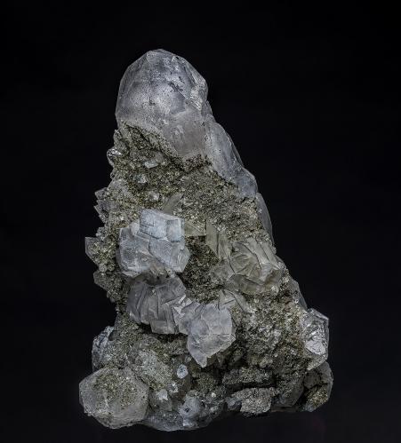 Quartz, Calcite, Pyrite<br />Mina Yaogangxian, Yizhang, Prefectura Chenzhou, Provincia Hunan, China<br />9.4 x 7.0 cm<br /> (Author: am mizunaka)