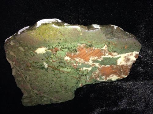 Copper, Epidote, Calcite<br />Distrito Lake Superior Copper, Condado Keweenaw, Michigan, USA<br />140 mm x 90 mm x 25 mm<br /> (Author: Robert Seitz)