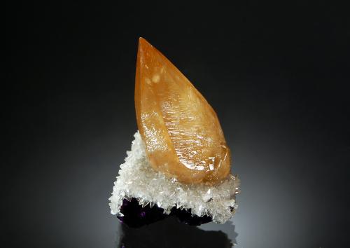 Calcite<br />Mina Denton, Grupo Goose Creek Mine, Sub-Distrito Harris Creek, Condado Hardin, Illinois, USA<br />2.8 x 4.1 cm<br /> (Author: crosstimber)