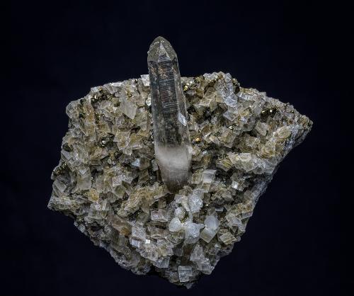 Quartz, Ankerite, Pyrite<br />Mina Mésage, Saint-Pierre-de-Mésage, Vizille, Grenoble, Isère, Auvergne-Rhône-Alpes, Francia<br />8.5 x 7.6 cm<br /> (Author: am mizunaka)