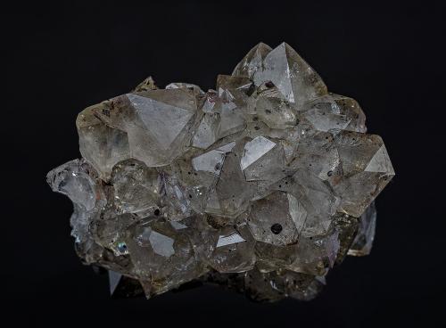 Quartz (variety smoky quartz) , Hematite<br />Cantera Roncari, East Granby, Condado Hartford, Connecticut, USA<br />4.5 x 3.5 cm<br /> (Author: am mizunaka)