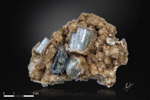 Fluorapatite with Stilbite-Ca and Schorl<br />Zona Imilchil, Anti-Atlas, Provincia Er Rachidia, Región Drâa-Tafilalet, Marruecos<br />100 x 66 mm<br /> (Author: Manuel Mesa)