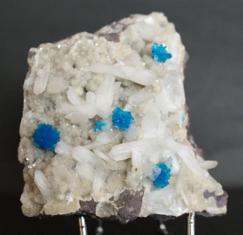 Cavansite and Stilbite-Ca and Heulandite<br />Canteras Wagholi, Wagholi, Distrito Pune (Distrito Poonah), Maharashtra, India<br />80mm x 80mm x 40mm<br /> (Author: Philippe Durand)