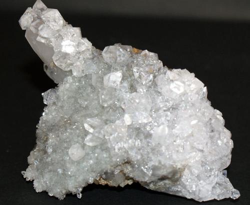 Fluorapophyllite on Quartz<br />Mina Verkhnii, Dalnegorsk, Distrito urbano Dalnegorsk, Primorsky Krai, Rusia<br />70mm x 60mm x 45mm<br /> (Author: Philippe Durand)