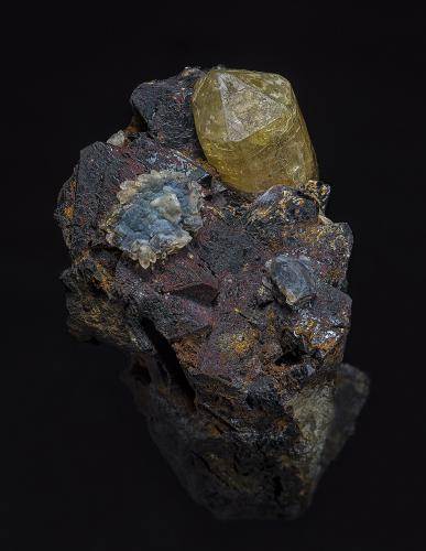 Fluorapatite,  Hematite after Magnetite (variety martite), Quartz (variety chalcedony)<br />Distrito Iron Springs, Condado Iron, Utah, USA<br />7.1 x 5.4 cm<br /> (Author: am mizunaka)