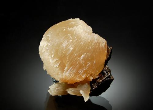 Calcite<br />Mina Minerva I, Grupo Ozark-Mahoning, Sub-Distrito Cave-in-Rock, Condado Hardin, Illinois, USA<br />3.0 x 3.6 cm<br /> (Author: crosstimber)