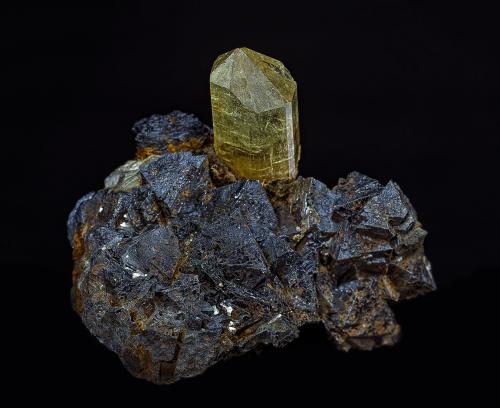 Fluorapatite, Hematite after Magnetite (variety martite)<br />Distrito Iron Springs, Condado Iron, Utah, USA<br />5.1 x 4.0 cm<br /> (Author: am mizunaka)