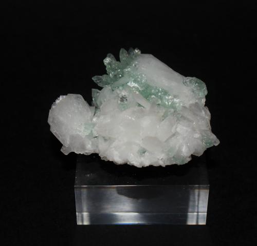 Fluorapophyllite-(K) and Stilbite-Ca<br />Colinas Pashan, Embalse Khadakwasla, Pashan, Distrito Pune (Distrito Poonah), Maharashtra, India<br />50mm x 50mm x 30mm<br /> (Author: Philippe Durand)