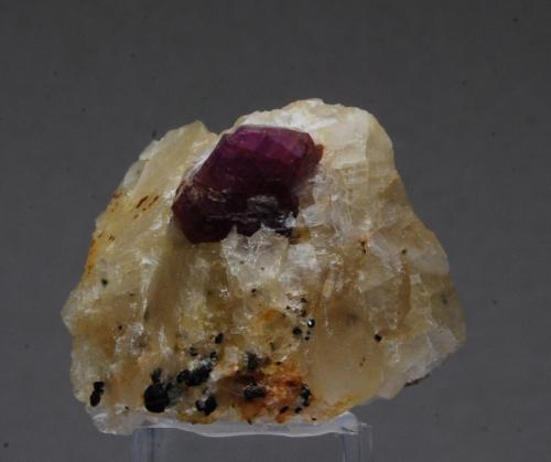 Espinela<br />Pein-Pyit, Mogok, Distrito Pyin-Oo-Lwin, Región Mandalay (Division Mandalay), Myanmar (Burma)<br />4 x 4 cm<br /> (Autor: Ricardo Fimia)