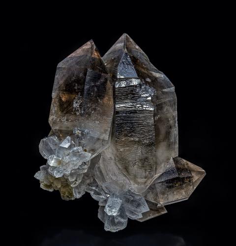 Quartz (variety smoky quartz)<br />Mina Reel, Iron Station, Condado Lincoln, North Carolina, USA<br />3.6 x 3.1 cm<br /> (Author: am mizunaka)