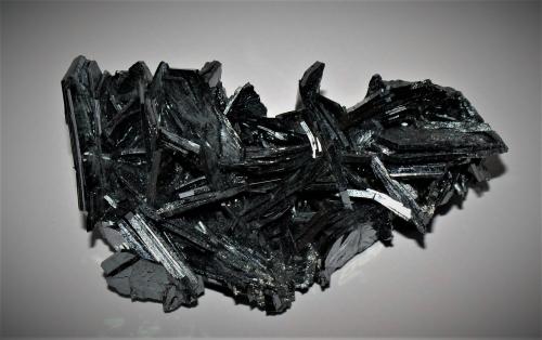 Hematite<br />Gouveia, Minas Gerais, Brasil<br />80mm x 40mm x 20mm<br /> (Author: Philippe Durand)