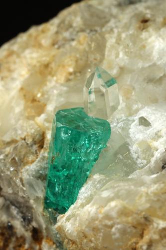 Beryl (variety emerald), Calcite, Quartz<br />Mina Peñas Blancas, Municipio San Pablo de Borbur, Cinturón Esmeraldífero Occidental, Departamento Boyacá, Colombia<br />52x32x40mm, main xl=10mm<br /> (Author: Fiebre Verde)