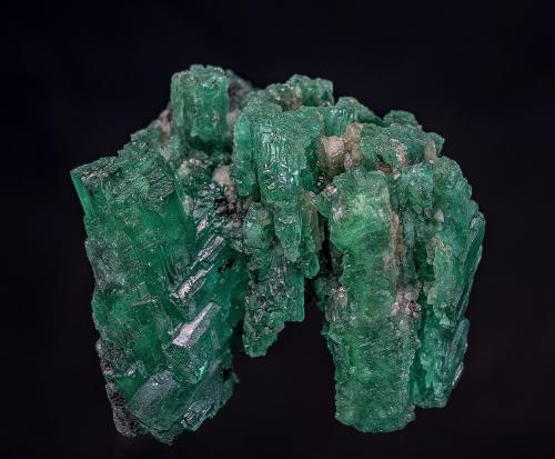 Beryl (variety emerald), Calcite<br />La Pita (distrito minero), Mina Polveros, Municipio Maripí, Cinturón Esmeraldífero Occidental, Departamento Boyacá, Colombia<br />4.2 x 4.3 cm<br /> (Author: am mizunaka)