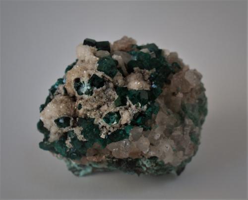 Dioptase<br />Mina Mashamba West, Distrito Kolwezi, Lualaba, Cinturón de cobre de Katanga, Katanga (Shaba), República Democrática del Congo (Zaire)<br />90mm x 60mm x 55mm<br /> (Author: Philippe Durand)