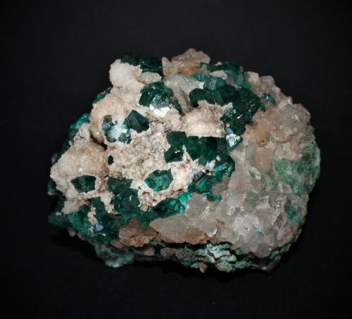 Dioptase<br />Mina Mashamba West, Distrito Kolwezi, Lualaba, Cinturón de cobre de Katanga, Katanga (Shaba), República Democrática del Congo (Zaire)<br />90mm x 60mm x 55mm<br /> (Author: Philippe Durand)