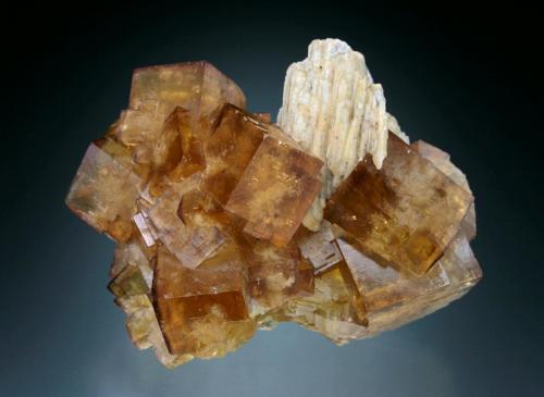 Fluorite, Barite<br />Distrito Annaberg, Erzgebirgskreis, Sajonia/Sachsen, Alemania<br />7x6x4 cm overall size<br /> (Author: Jesse Fisher)