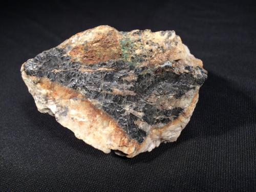 Columbite, Uraninite, Feldspar<br />Mina Ray Mica, Monte Hurricane, Burnsville, Distrito Spruce Pine, Condado Yancey, North Carolina, USA<br />77 mm x 70 mm x 55 mm<br /> (Author: Robert Seitz)