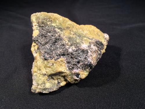 Chromite, Olivine<br />Prospección Day Book Chromite, Burnsville, Condado Yancey, North Carolina, USA<br />67 mm x 58 mm x 40 mm<br /> (Author: Robert Seitz)