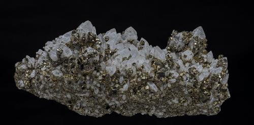 Quartz, Pyrite<br />Mina Oppu, Nishimeya-mura, Distrito Nakatsugaru, Prefectura Aomori, Región Tohoku, Isla Honshu, Japón<br />19.5 x 9.6 cm<br /> (Author: am mizunaka)