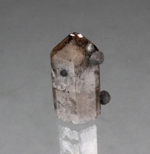 Topaz, Hematite after Garnet<br />Concesión Maynard's, Monte Pismire Knolls, Cordillera Thomas, Condado Juab, Utah, USA<br />32mm x 16mm x 10mm<br /> (Author: Don Lum)