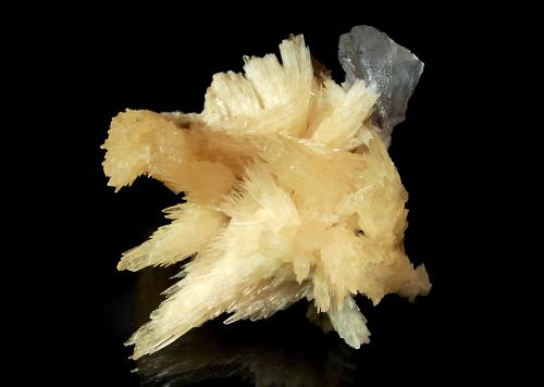 Calcite<br />Mina Minerva I, Grupo Ozark-Mahoning, Sub-Distrito Cave-in-Rock, Condado Hardin, Illinois, USA<br />7.9 x 8.3 cm<br /> (Author: crosstimber)