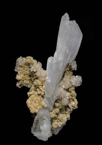 Quartz, Calcite<br />Distrito Santa Eulalia, Municipio Aquiles Serdán, Chihuahua, México<br />8.5 x 5.1 cm<br /> (Author: am mizunaka)